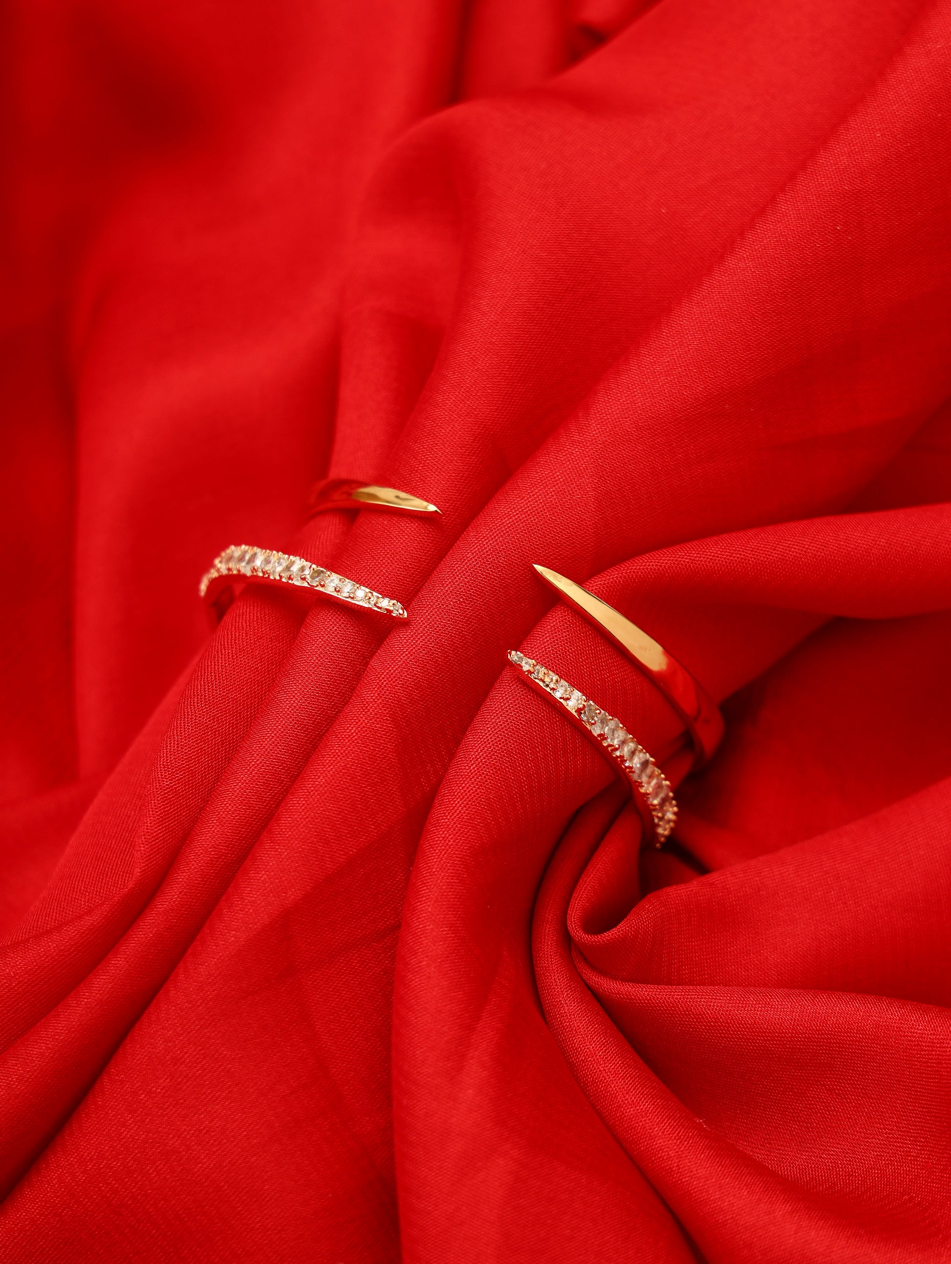 gold toned simple adjustable bracelet 